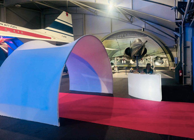 Tunnel en lycra blanc en location pour l'accueil des visiteurs du Salon de l'air et de l'espace au Bourget