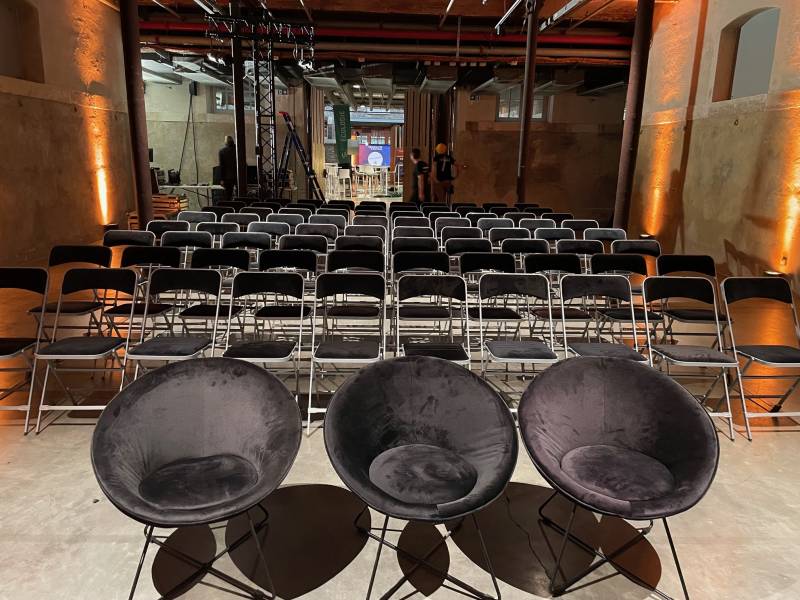 Fauteuils en velours noir Sofia et chaises pliantes Apolline loués pour un salon à Paris
