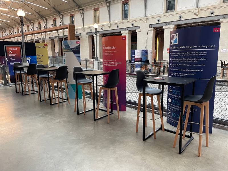 Chaises hautes scandinaves et mange-debout Kubo noirs loués pour un salon à Paris