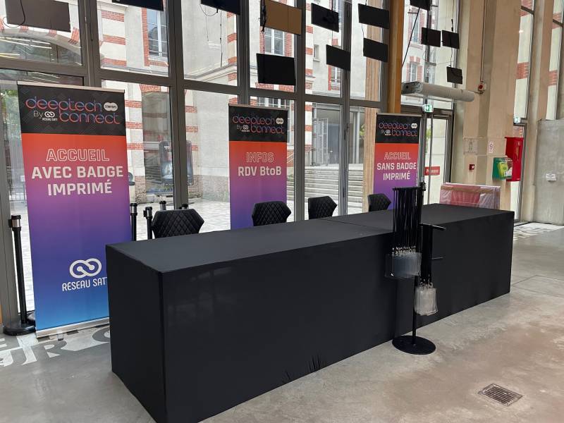 Banque d'accueil houssée et chaises hautes Victoria noires louées dans le 75