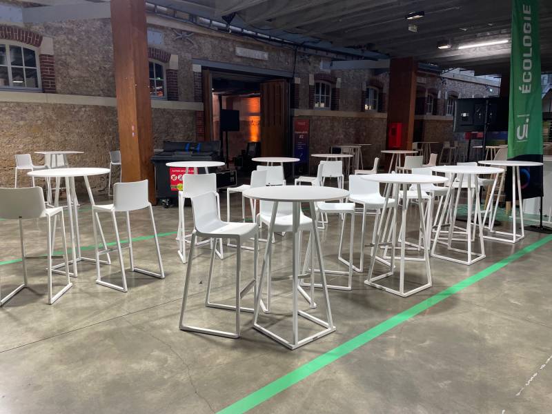 Chaises hautes Kasar blanches et mange-debout Linéa blancs en location à Paris