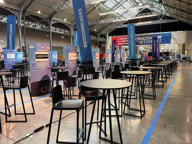 Mange-debout et chaises Kasar pour créer un espace sobre et convivial à Paris