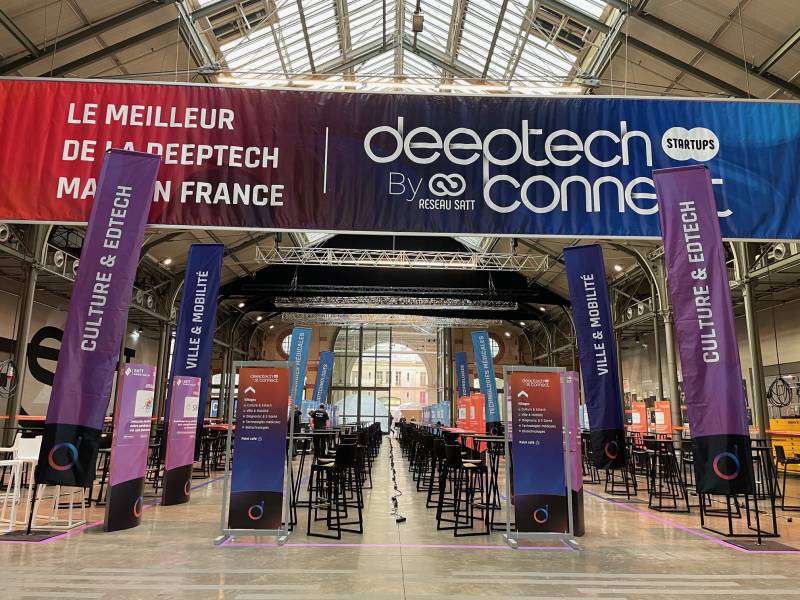 Location de mobilier évènementiel sobre et design pour un salon professionnel dans le 75