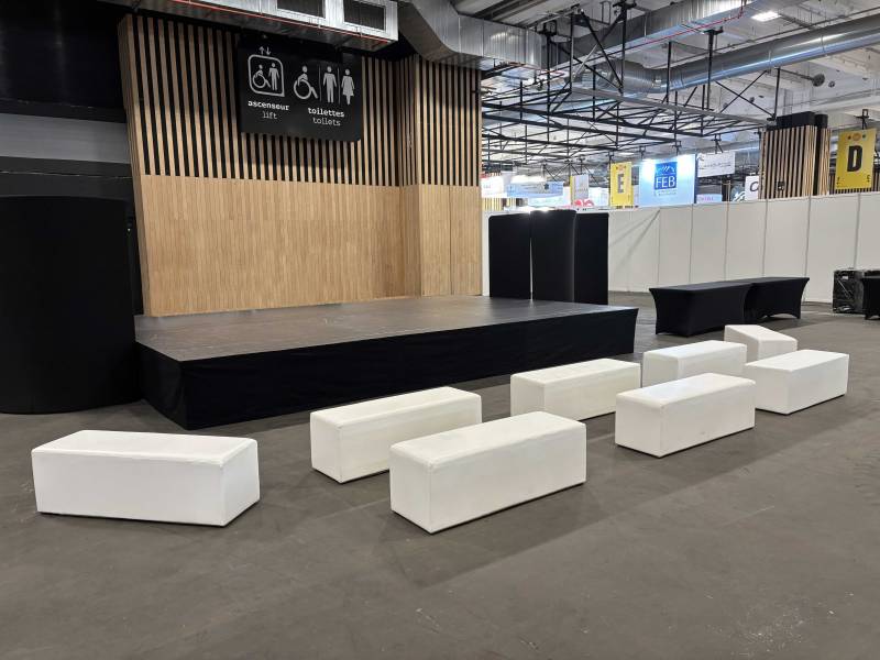 Bancs et chaises à louer pour évènement professionnel en région parisienne