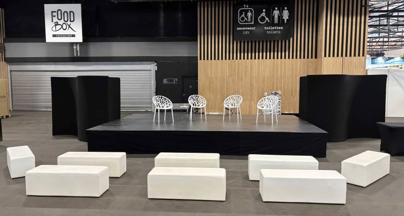 Formule tout compris : mobilier et matériel technique pour salon d'exposition à Paris