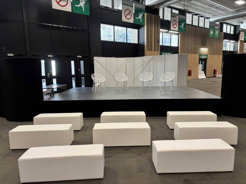 Prestation clef en main avec assises tables paravents scène habillée en région parisienne