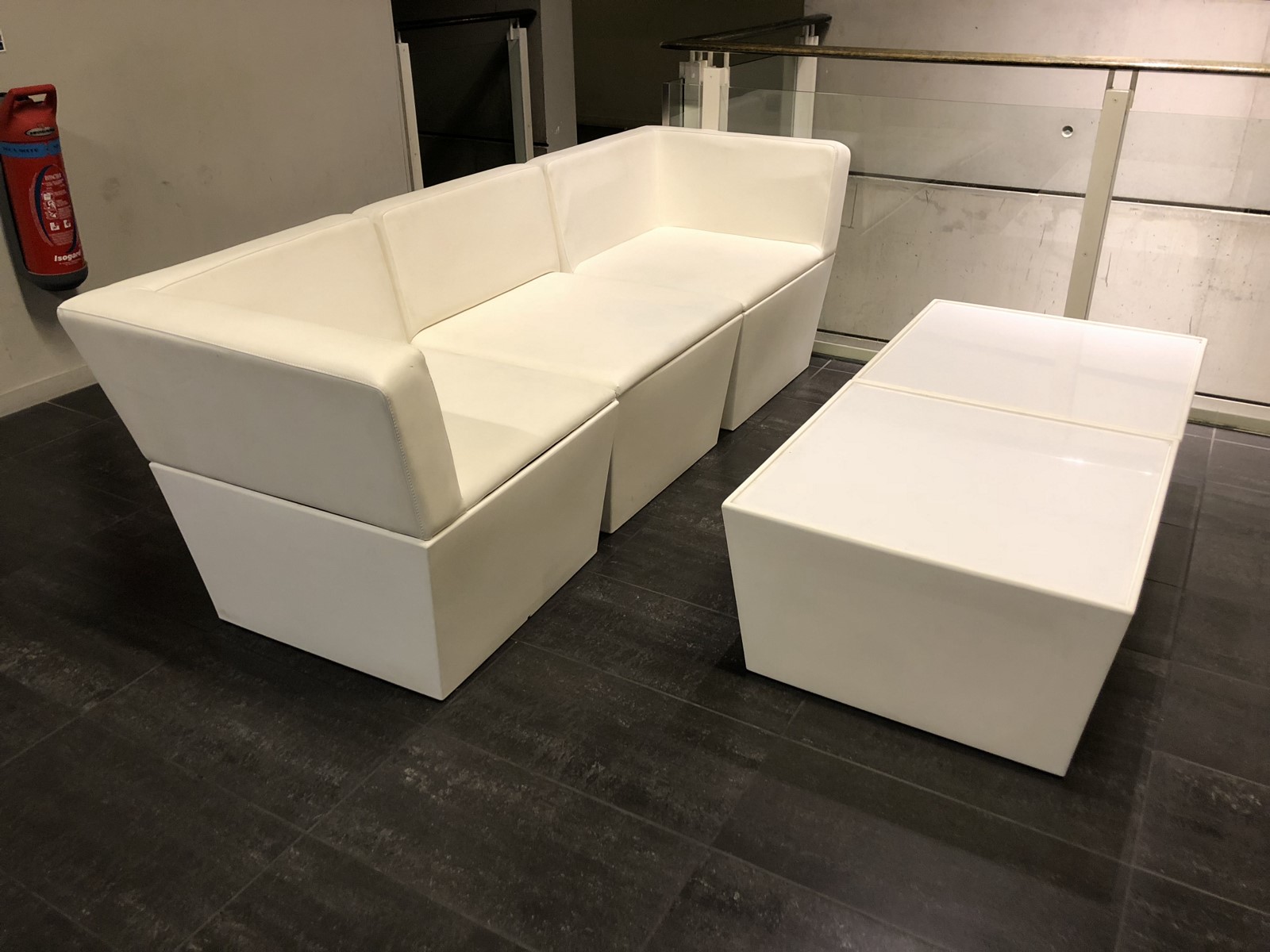 Location de table basse carrée Conic Blanc en Ile de France