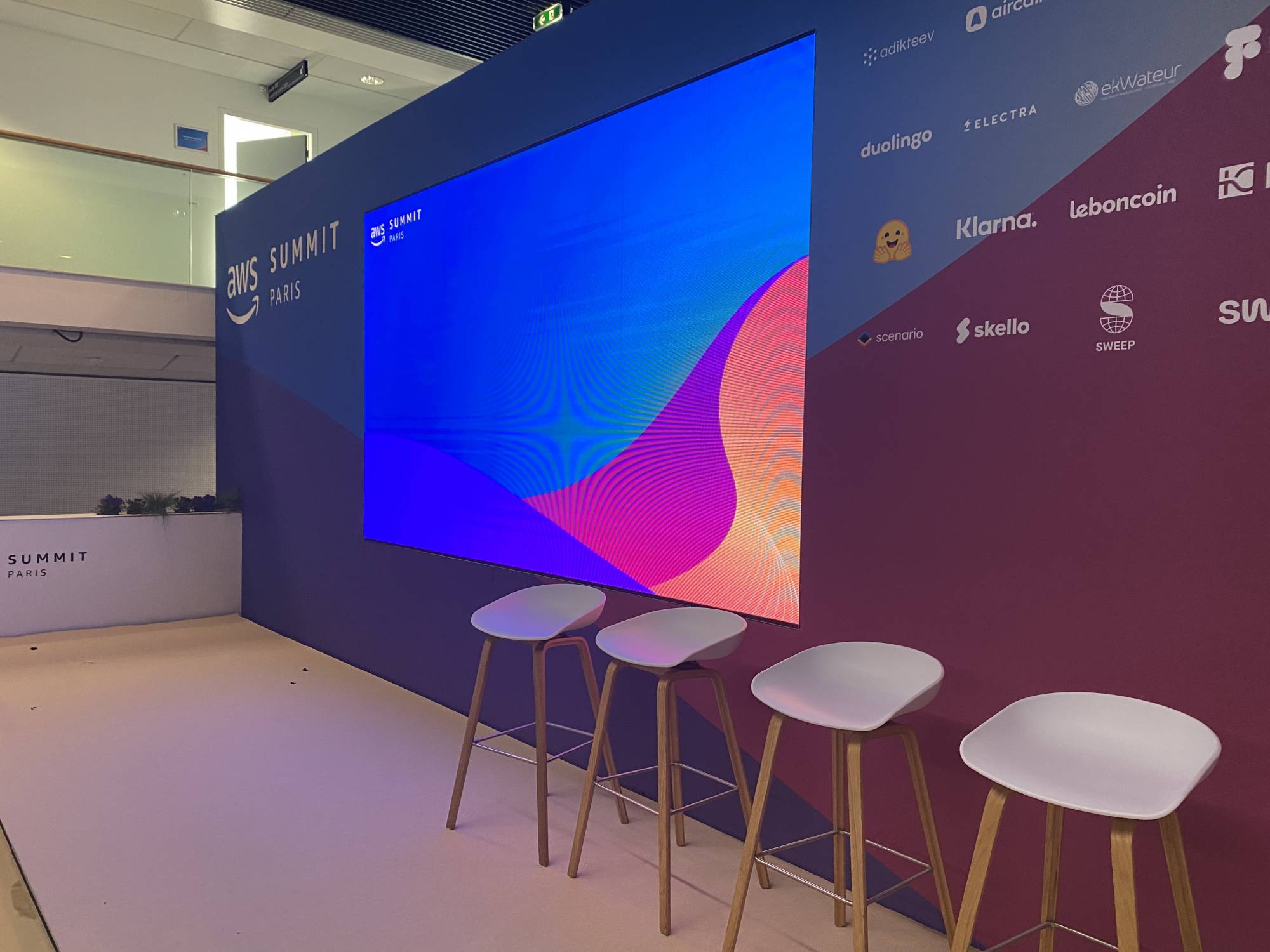 Location d'un fond de scène personnalisé pour un salon professionnel à Paris dans le 75