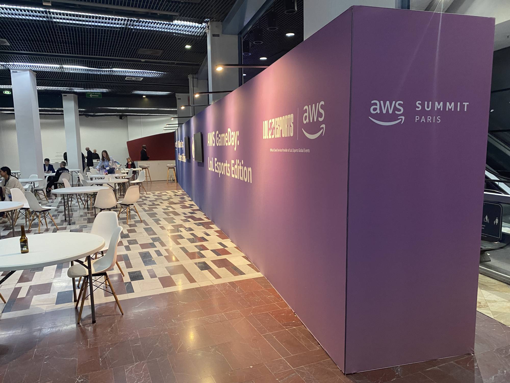 Mise en place d'une solution clef en main matériel technnique et mobilier pour un salon professionnel à Paris