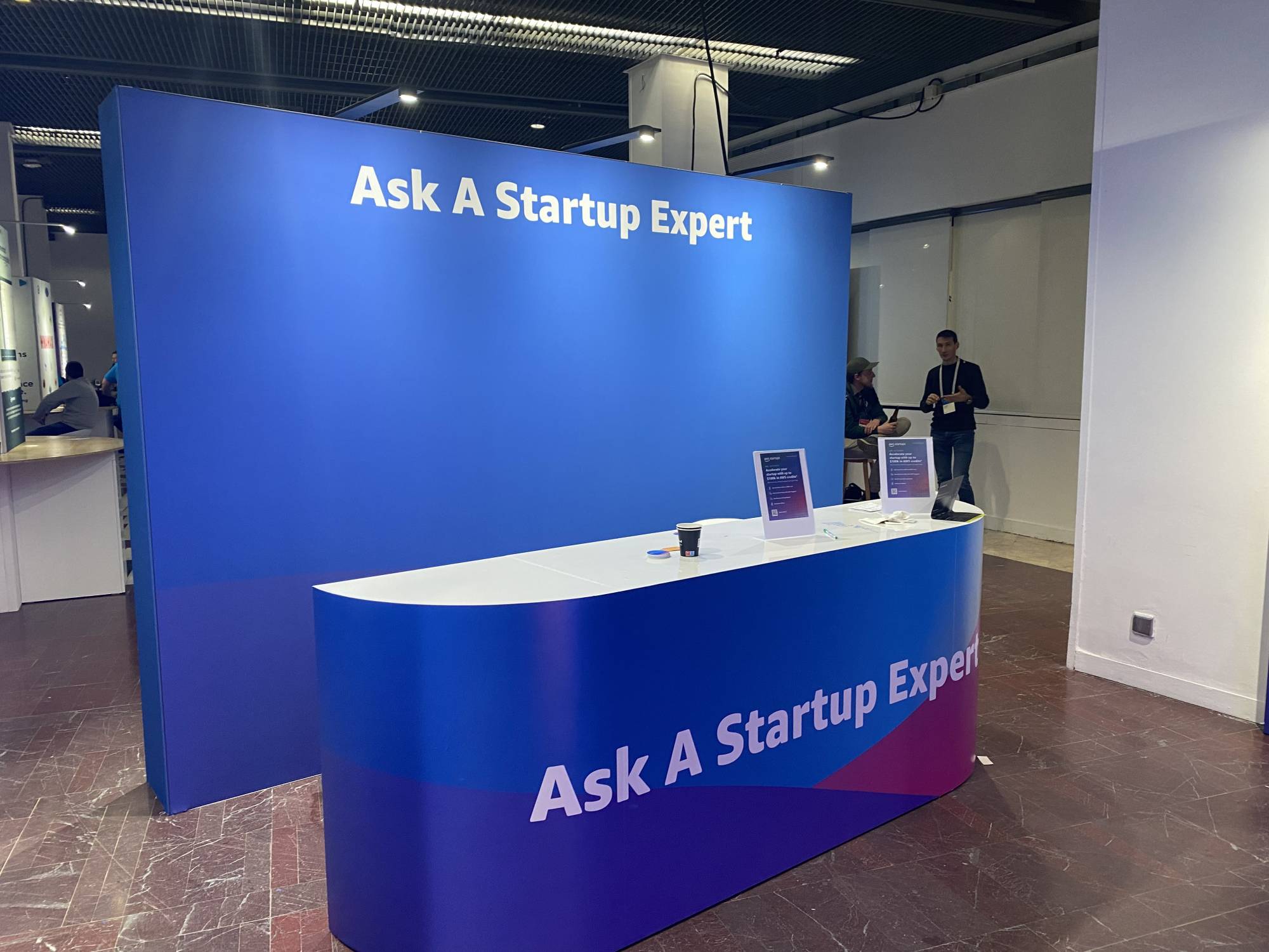 Mise en place d'une solution clef en main matériel technnique et mobilier pour un salon professionnel dans le 75