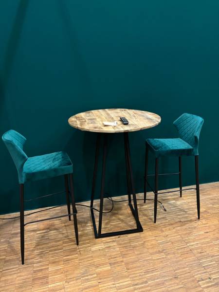 Location de tabourets hauts en velours et table haute noire et bois à Paris