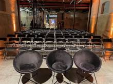 Fauteuils en velours noir Sofia et chaises pliantes Apolline loués pour un salon à Paris