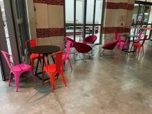 Espace détente dans un salon professionnel dans le 75 avec la location de chaise Tolix et fauteuils Sofia 