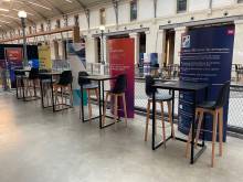 Chaises hautes scandinaves et mange-debout Kubo noirs loués pour un salon à Paris