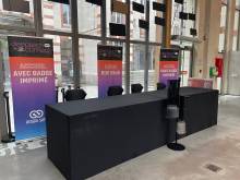 Banque d'accueil houssée et chaises hautes Victoria noires louées dans le 75