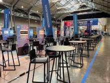 Mange-debout et chaises Kasar pour créer un espace sobre et convivial à Paris