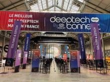 Location de mobilier évènementiel sobre et design pour un salon professionnel dans le 75