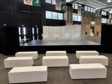 Prestation clef en main avec assises tables paravents scène habillée en région parisienne