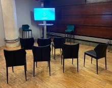 Location et livraison de mobilier pour un salon d'exposition au Carrousel du Louvre à Paris